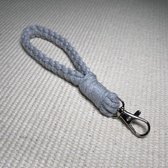Sleutelhanger | Macramé | Grijs | Geknoopt | Sleutelhanger Macramé | Sleutelbos | Autosleutel | Tas | Hanger | Handgemaakt | 100% Katoen | Cadeau Idee | Diverse Kleuren | TheOldOme