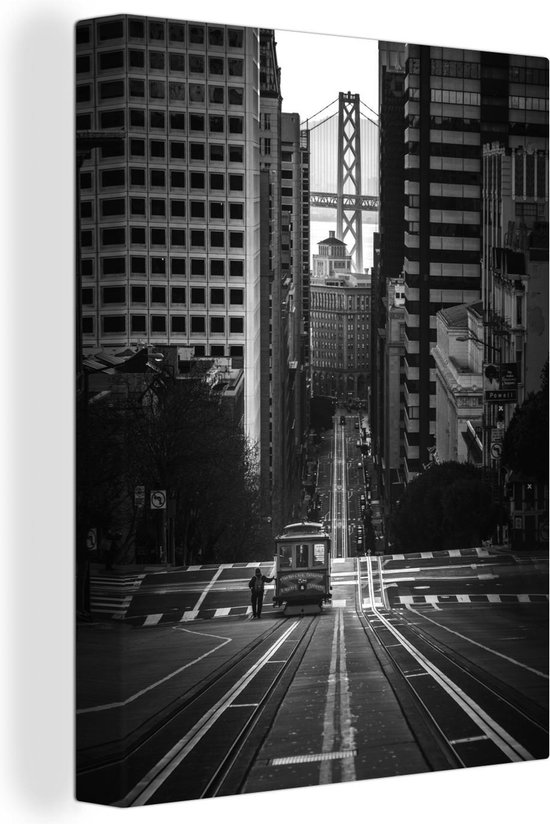 Canvas Schilderij Tijdens de ochtendschemering rijdt de tram omhoog in San Francisco - zwart wit - 90x120 cm - Wanddecoratie