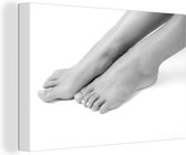 Canvas Schilderij Blote voeten van een vrouw - zwart wit - 60x40 cm - Wanddecoratie