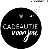 Cadeausticker 25 stuks Cadeautje Voor Jou Goudfolie - Traktatiesticker - Wensetiket - Sluitstickers - Rond - 40mm - Cadeautje voor jou (Zwart/Wit/Goud) - 25 stuks - Sticker Cadeautje - Trakta