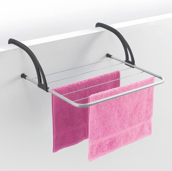 Zilverkleurig droogrek met zwarte ophangarmen, met twee roze handdoeken.