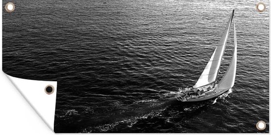 Schuttingposter Volle zeilen van de zeilboot op het water - zwart wit - 200x100 cm - Tuindoek