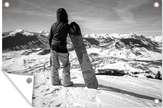 Een meisje met snowboard staat te kijken naar besneeuwde bergen - zwart wit - Tuindoek