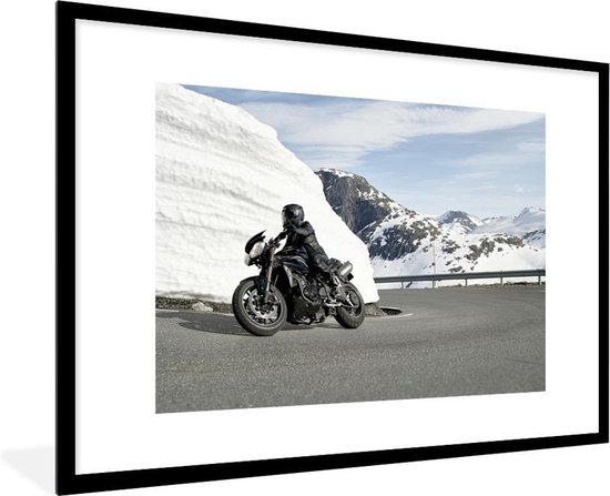 Fotolijst incl. Poster - Een motor in de besneeuwde bergen - 90x60 cm - Posterlijst