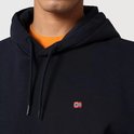 Donkerblauwe hoodie van Napapijri met oranje shirt eronder en een klein Noors vlaglogo op de borst.