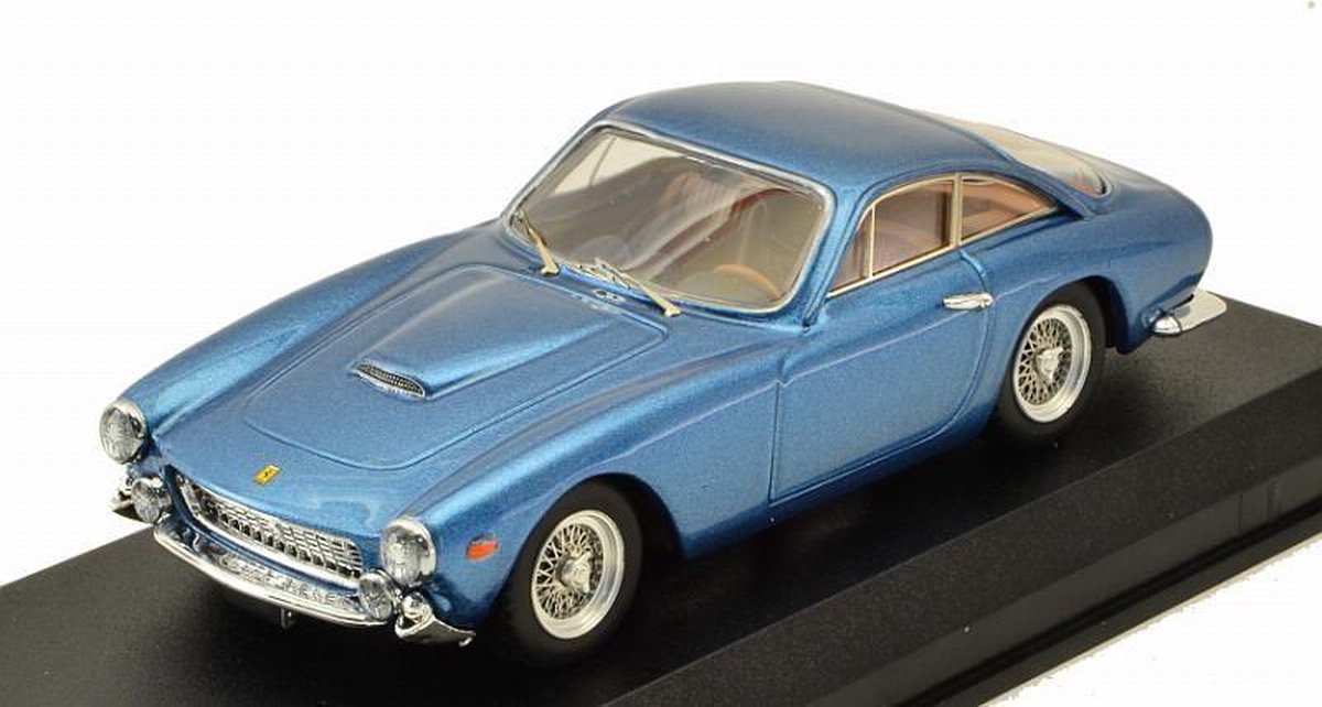 De 1:43 Diecast Modelcar van de Ferrari 250 GTL van 1963 in Blue Metallic. De fabrikant van het schaalmodel is Best Model. Dit model is alleen online verkrijgbaar
