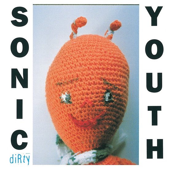 Oranje gehaakt figuur met antennes, glimmende ogen en een sjaal. Tekst: SONIC YOUTH diRty.