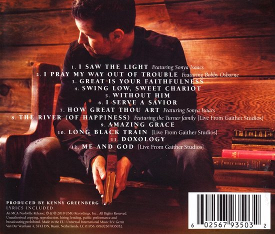 Een man met een donkere blouse zit op een houten bankje met een bijbel in zijn handen. De tracklist staat erop.