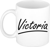 Victoria naam cadeau mok / beker sierlijke letters - Cadeau collega/ moederdag/ verjaardag of persoonlijke voornaam mok werknemers