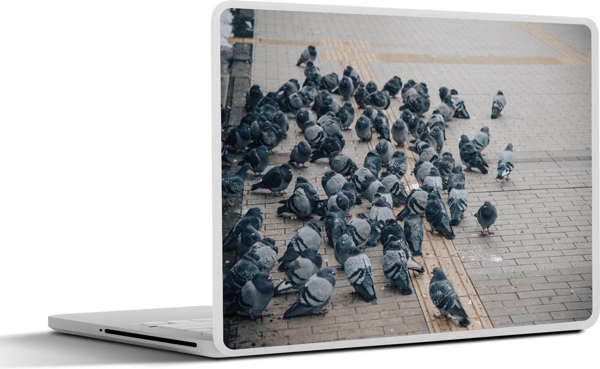 Afbeelding van product SleevesAndCases  Laptop sticker - 13.3 inch - Een grote groep duiven op straat