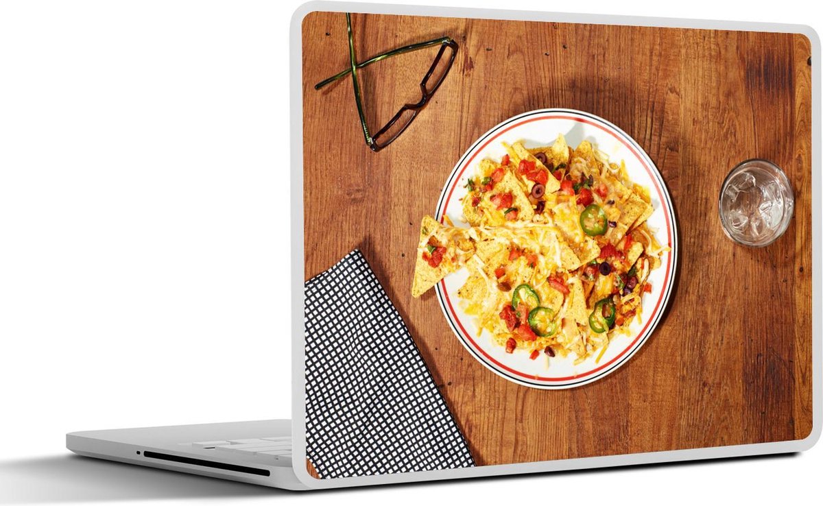 Afbeelding van product SleevesAndCases  Laptop sticker - 17.3 inch - Een overheerlijke schaal met nacho's staat klaar op de houten tafel