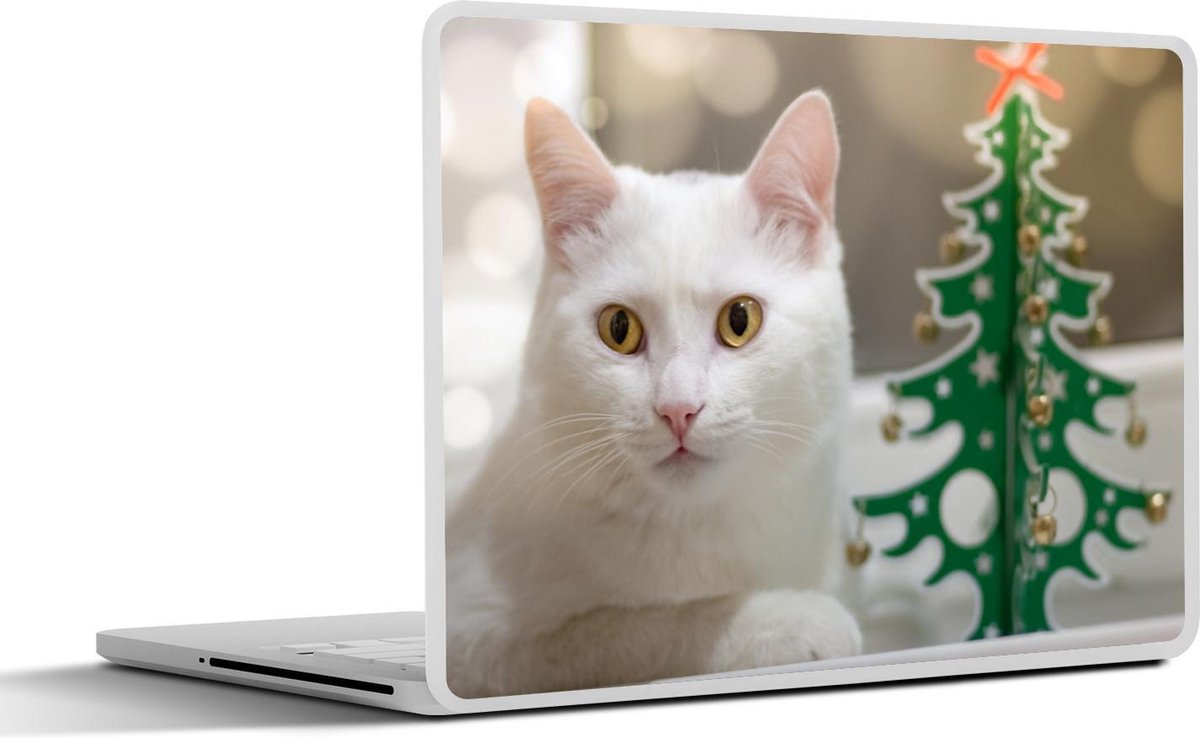 Afbeelding van product SleevesAndCases  Laptop sticker - 10.1 inch - Witte kat ligt naast een papieren kerstboom