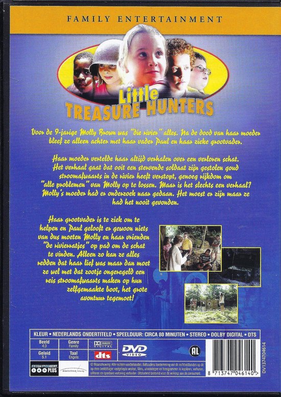 Titel "Little Treasure Hunters" met op de voorgrond 5 kinderen en op de achtergrond een boot met jonge schattenjagers. Ondertiteling "Een verhaal vol avontuur en vriendschap".