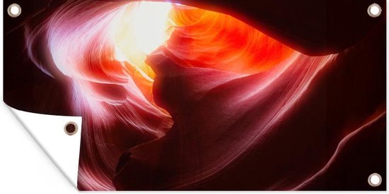 Affiche de clôture Image d'une grotte en forme avec une lueur rouge - 200x100 cm - Toile de jardin