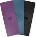Drie yogamatten in paars, blauw en zwart, elk met een lotusbloem-print.