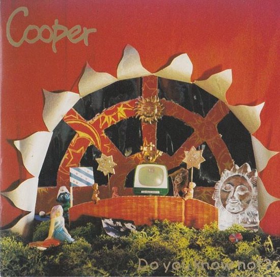 Albumhoes met de titel 'Cooper Do You Know Not?' in gouden letters. Rode achtergrond met een zonnedecoratie en een miniatuurdecor van een tv, beeldjes en planten.