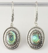 Bewerkte ovale zilveren oorbellen met abalone schelp