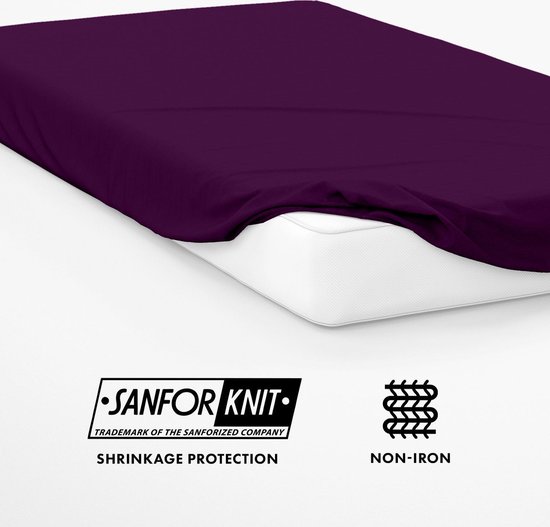 Paars hoeslaken op matras. Met Sanfor Knit keurmerk voor krimp bescherming en non-iron.