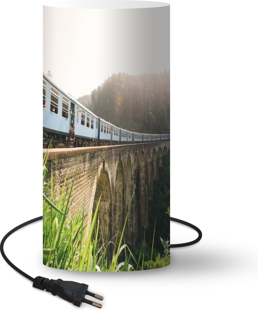 Lamp - Nachtlampje - Tafellamp slaapkamer - Een trein over een brug - 33 cm hoog - Ø15.9 cm - Inclusief LED lamp
