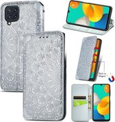 Voor Galaxy M32 Bloeiende Mandala Reliëfpatroon Magnetische Horizontale Flip Lederen Case met Houder & Kaartsleuven & Portemonnee (Grijs)