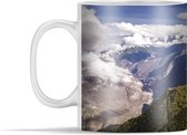 Mok - Luchtfoto met bergen en wolken in het Peruviaanse Choquequirao - 350 ml - Beker