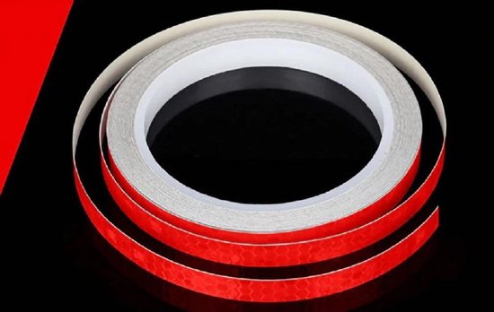 Rol rood reflecterend tape met honingraatpatroon op een zwarte achtergrond.