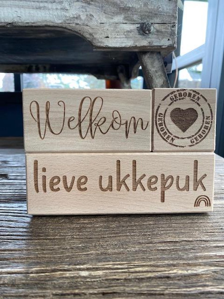 Goedkoopste Houten blokken met tekst Welkom lieve ukkepuk / kraamcadeau / baby