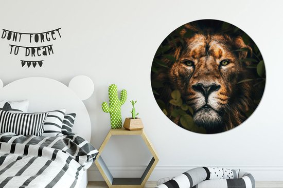 Cercle de papier peint - Un lion dans la jungle parmi les plantes - ⌀ 140 cm