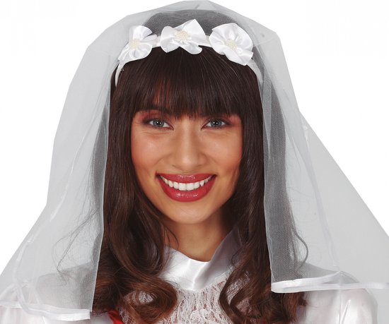 Femme souriante avec voile de mariée, vêtements de mariée blancs et lèvres rouges.