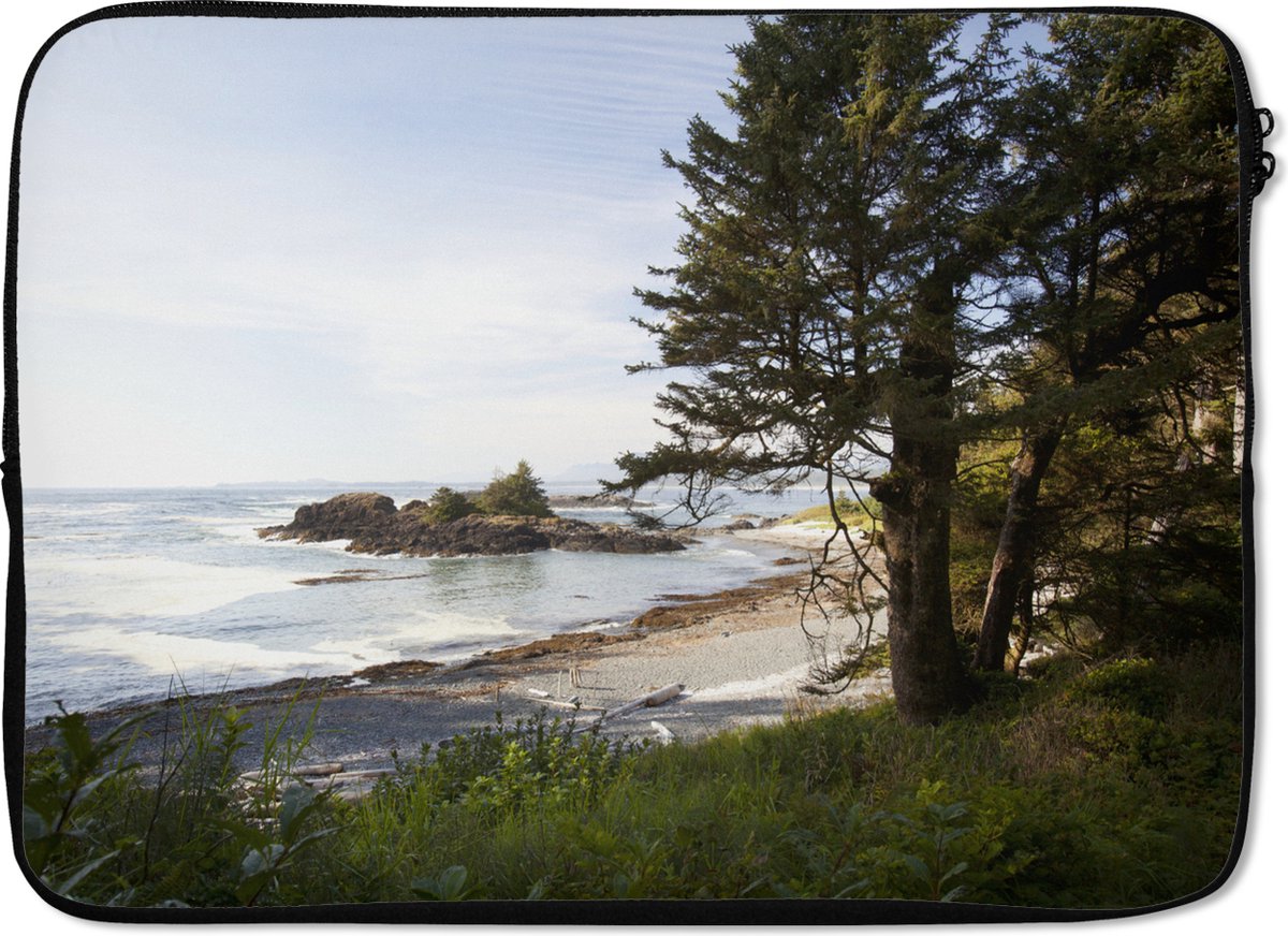 Laptophoes 13 inch - Het strand en de zee binnen het nationaal park Pacific Rim te Canada - Laptop sleeve - Binnenmaat 32x22,5 cm - Zwarte achterkant