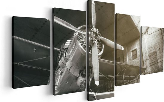 Peinture en cinq volets d'un gros plan de l'avant d'un avion argenté avec une hélice dans un hangar.