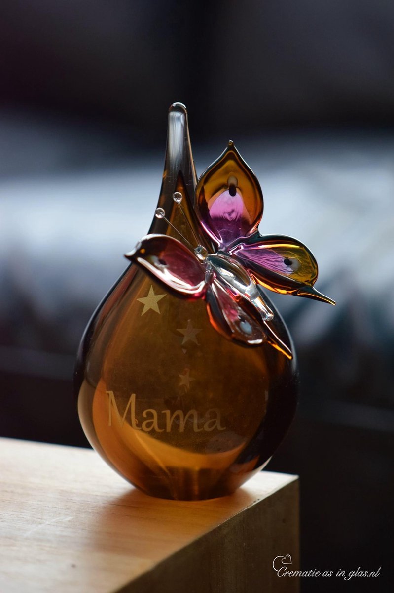 Urn en Vlinder van glas met Naam en Symbool middels sign folie-Vlinder wordt met zéér sterke dubbelzijdige tape door u zelf op urn geplaatst-Urn small- Transparant Cognac-50ml-inhoud-14cm hoog-Deelbestemming Urn Mens- Dier-hond-kat