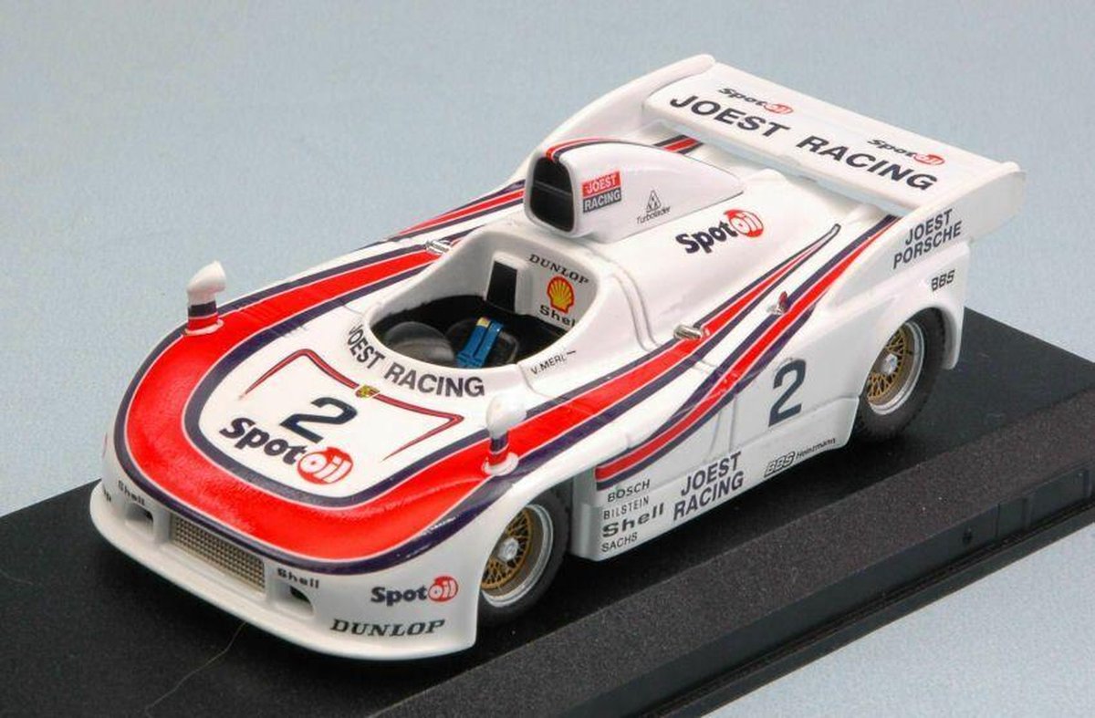 De 1:43 Diecast Modelcar van de Porsche 908/4 Team Joest Racing #2 van de Nürburgring van 1981. De bestuurder was V. Merl. De fabrikant van het schaalmodel is Best Model. Dit model is alleen online beschikbaar - Best-Models