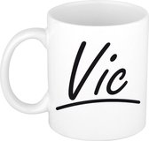 Vic naam cadeau mok / beker met sierlijke letters - Cadeau collega/ vaderdag/ verjaardag of persoonlijke voornaam mok werknemers