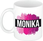 Monika  naam cadeau mok / beker met roze verfstrepen - Cadeau collega/ moederdag/ verjaardag of als persoonlijke mok werknemers