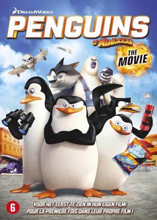 Dvd-hoes van Pinguïns van Madagascar: The Movie met de pinguïns Skipper, Kowalski, Rico en Private, een wasbeer en een ijsbeer. Er is ook een zak Cheesy Dibbles en een stapel dynamiet.