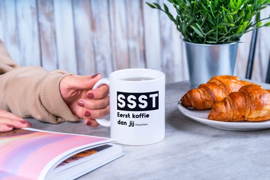 Passie Voor Stickers Witte Koffie Mok / Beker Met Tekst: Ik Doe Alsof Ik Oke Ben Maar Eigenlijk Heb Ik Koffie Nodig