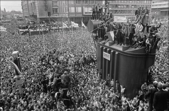 Walljar - Feyenoord supporters '70 - Muurdecoratie - Canvas schilderij - Feyenoord voetbal - Feyenoord Artikelen - Rotterdam - Feyenoord Poster - Voetbal - Feyenoord elftal - De Kuip - Rotterdam Poster - Stadhuisplein - Feyenoord Huldiging