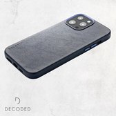 DECODED Leren Back Cover - iPhone 13 Pro - Hoogwaardig Europees Leer - Hoesje met Metalen Knoppen - Magnetische Technologie van Apple - Donker Blauw