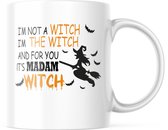 Halloween Mok met tekst: It's madam witch - oranje | Halloween Decoratie | Grappige Cadeaus | Koffiemok | Koffiebeker | Theemok | Theebeker