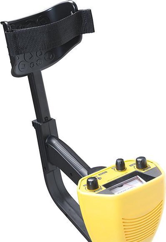 Gele metaaldetector met zwarte steel en armsteun, op een witte achtergrond.