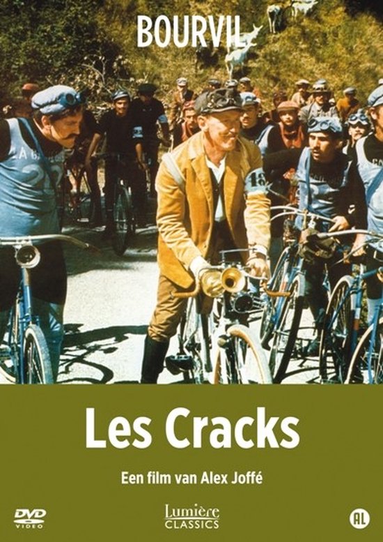 DVD-hoes met de film 'Les Cracks'. Een groep wielrenners en Bourvil in een gele jas met een trompet.