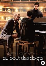 Poster van de film 'Au Bout Des Doigts' met drie personen bij een piano in een concertzaal. Lambert Wilson, Kristin Scott Thomas, Jules Benchetrit.