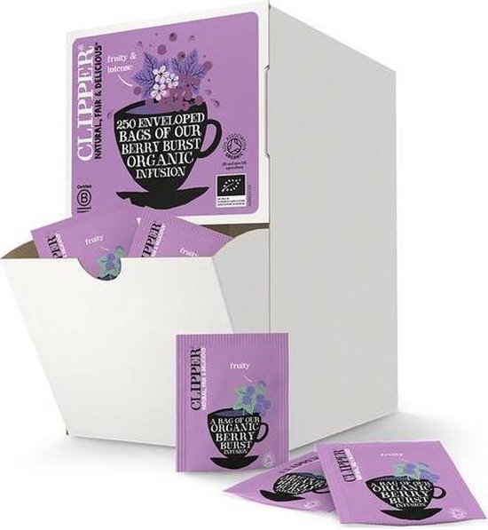 Doos met 250 Clipper Berry Burst theezakjes, paars verpakt met bessen en een kopje.