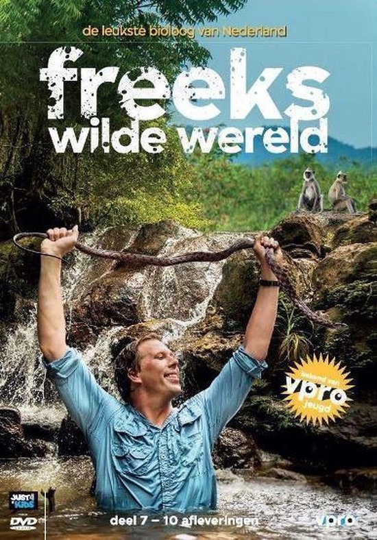 Man met blauw overhemd houdt bruine slang vast in water, met waterval en apen op achtergrond. Tekst: 'freeks wilde wereld'.