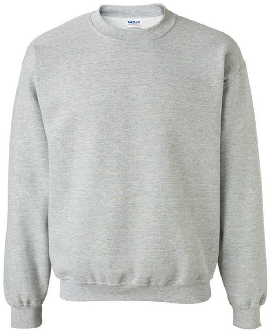 Un sweat-shirt gris clair uni à manches longues et col rond, avec une étiquette Gildan au col.