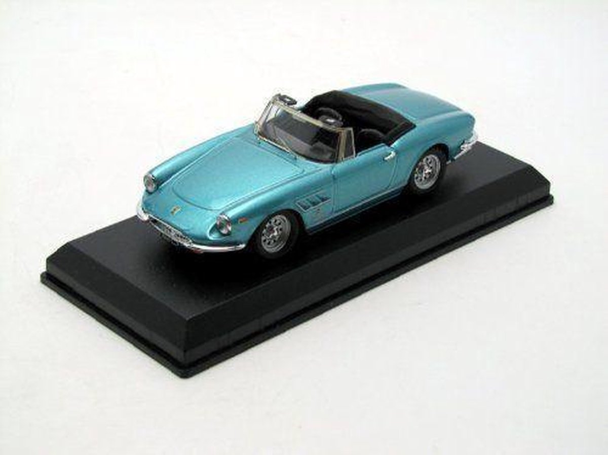 De 1:43 Diecast Modelcar van de Ferrari 330 GTC van 1966 in Light Blue Green. De fabrikant van het schaalmodel is Best Model. Dit model is alleen online verkrijgbaar