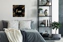 Affiche marbre noir, détails dorés et "Free" en or. Accroché au-dessus d'un lit dans une chambre.