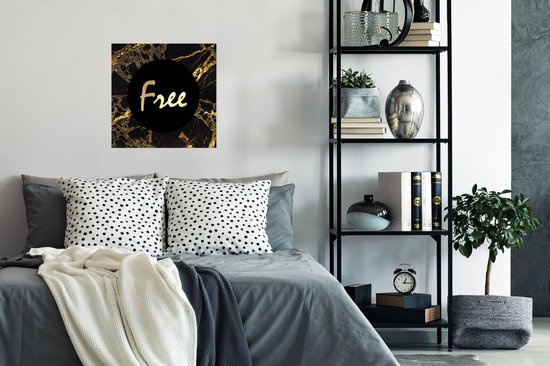 Affiche marbre noir, détails dorés et "Free" en or. Accroché au-dessus d'un lit dans une chambre.