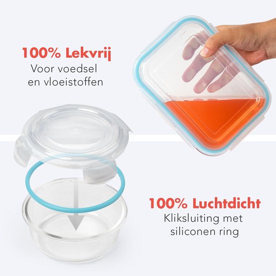 Een hand die een glazen bakje met oranje vloeistof sluit; de blauwe siliconen ring is zichtbaar.
